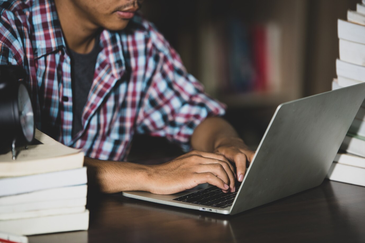 Imagem de um estudante digitando em um notebook