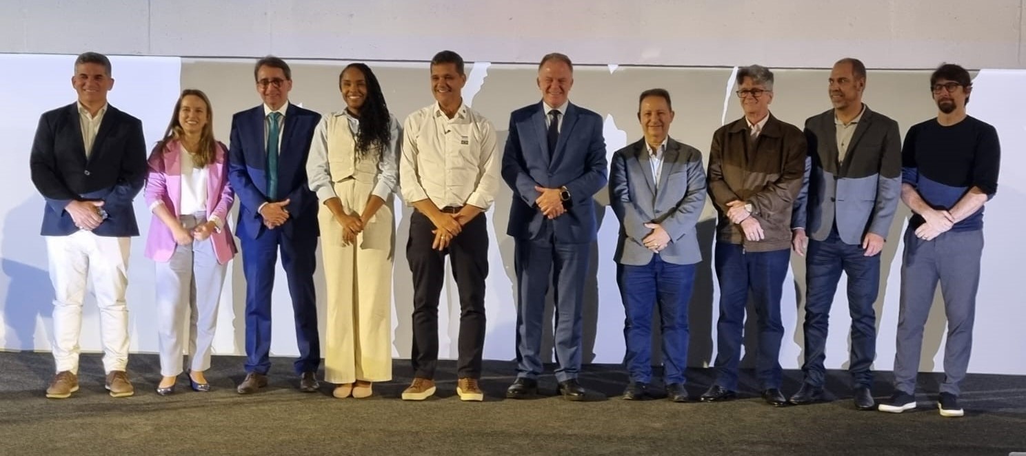 Foto do governador Renato Casagrande e o vice-governador Ricardo Ferraço com os membros do Conselho de Liderança