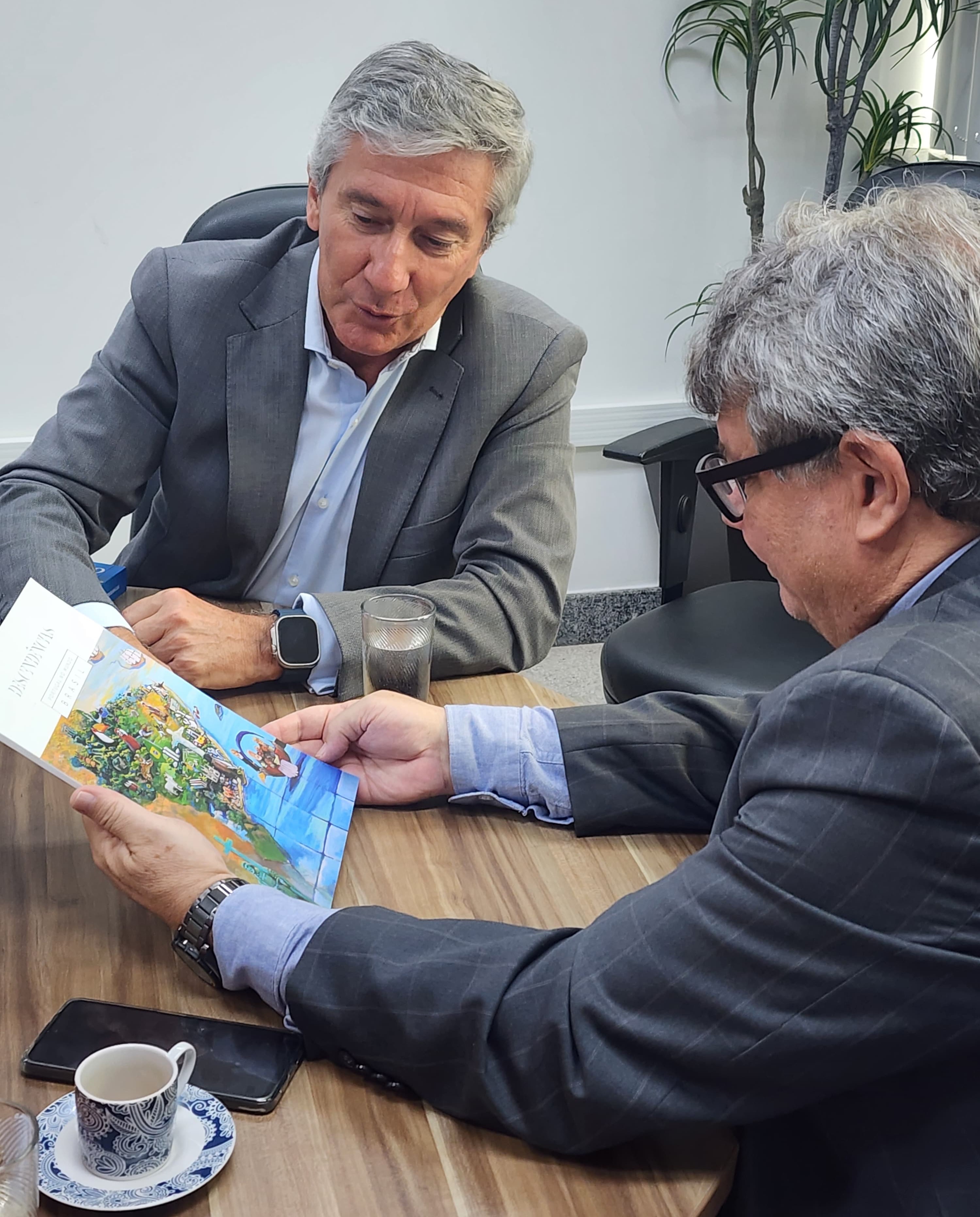O embaixador de Portugal, Luís Ramos, e o reitor da Ufes, Eustáquio de Castro O embaixador de Portugal mostra um livro para o reitor da Ufes