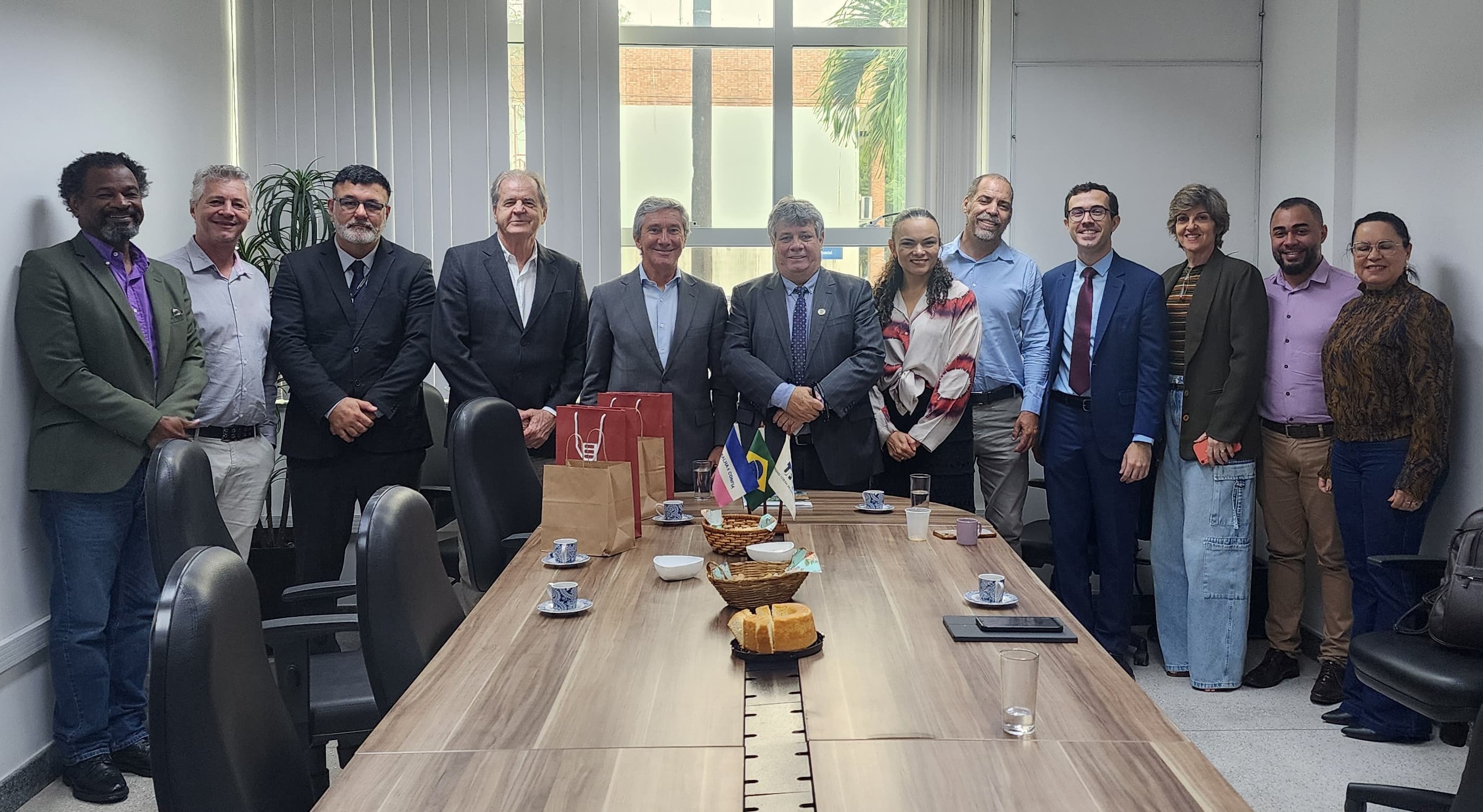 Após a palestra, os gestores da Ufes tiveram uma reunião privada com o embaixador e o cônsul honorário de Portugal Foto do embaixador e do cônsul honorário de Portugal com os gestores da Ufes, em uma sala de reuniões