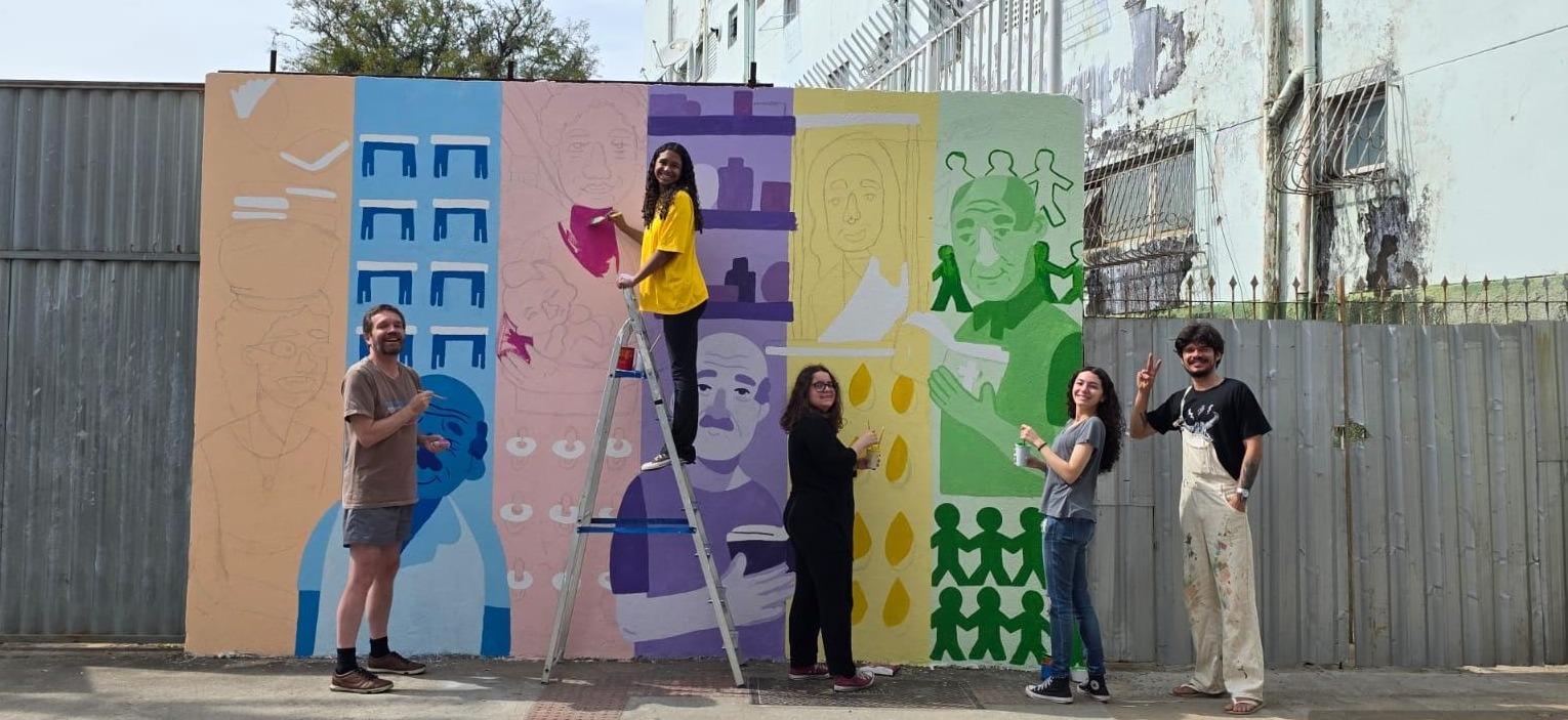 Foto dos estudantes trabalhando no mural