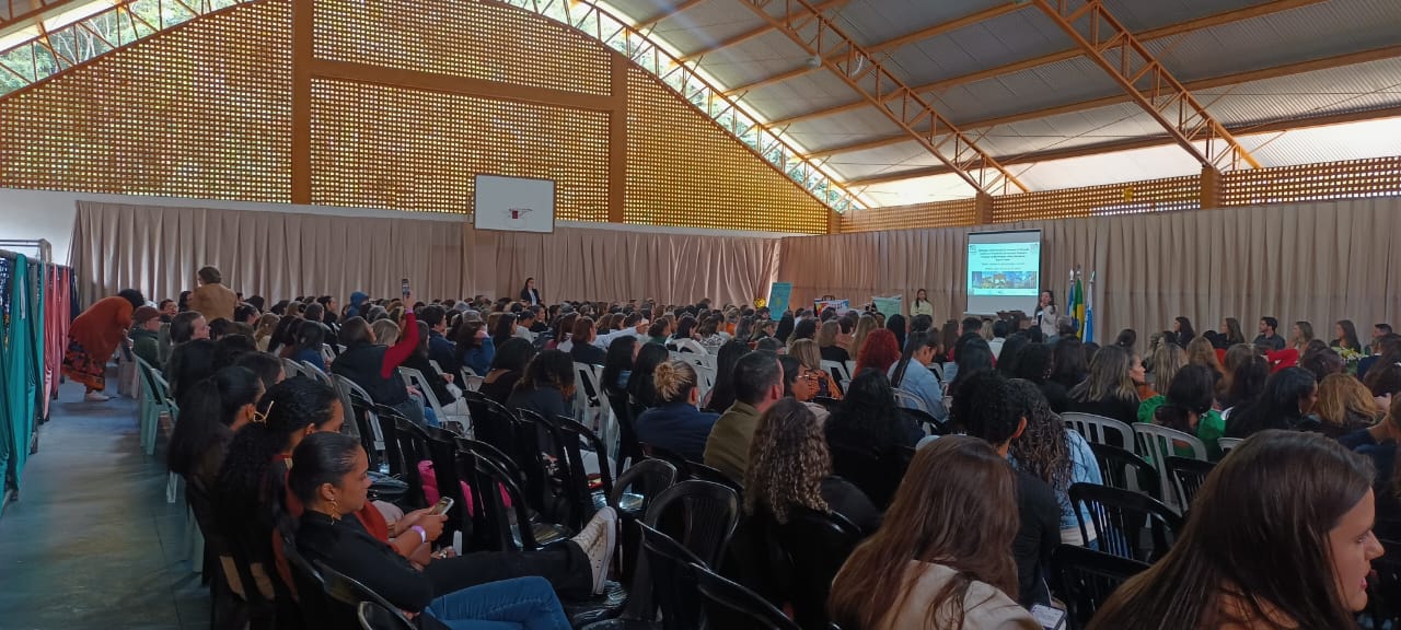 Foto da quadra onde foi realizada a formação repleta de participantes
