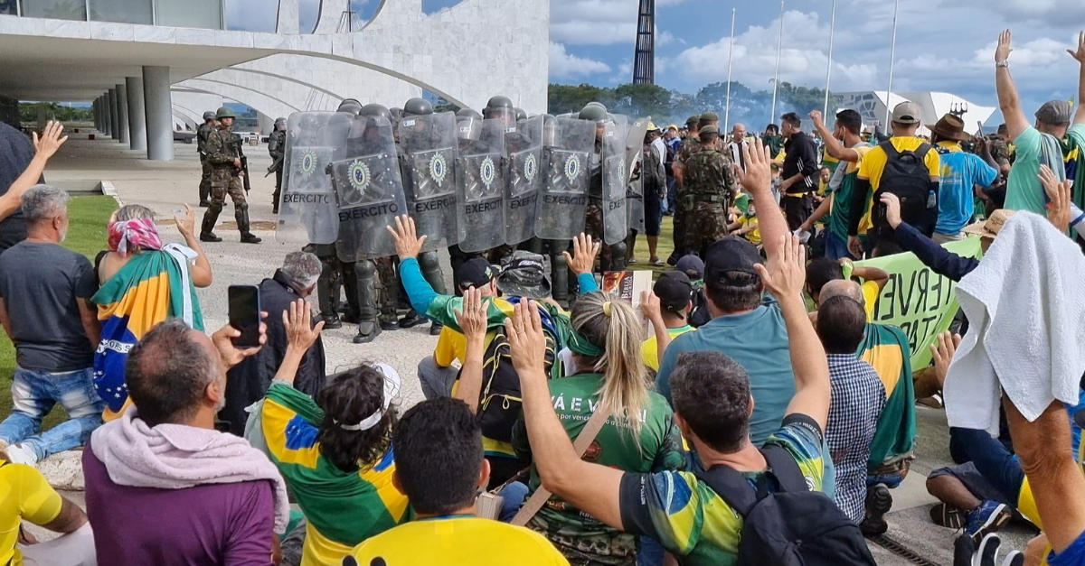 Cena de No Céu da Pátria Nesse Instante, onde aparece uma barreira de policiais e manifestantes frente a frente na entrada do Palácio do Planalto