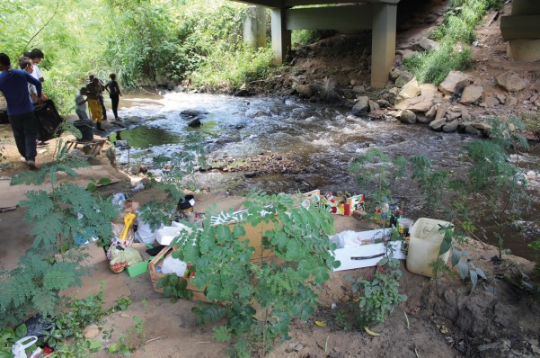 Foto de um trecho do rio onde há depósito de lixo