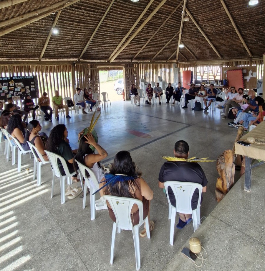 Foto dos participantes sentado em um grande círculo