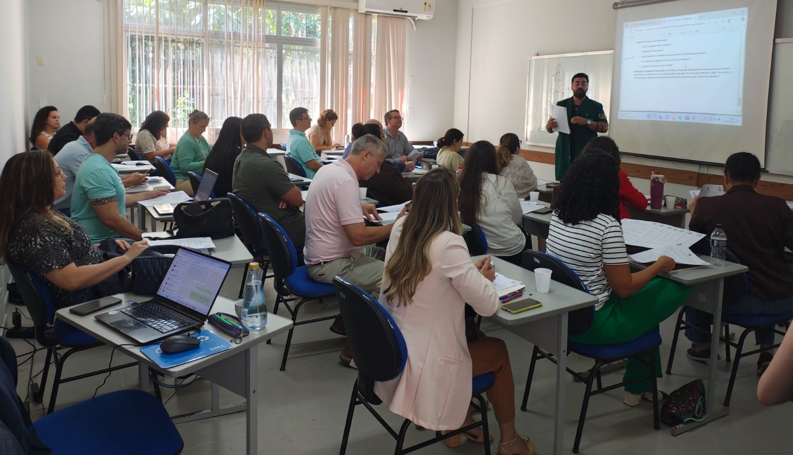 Foto dos gestores em sala de aula