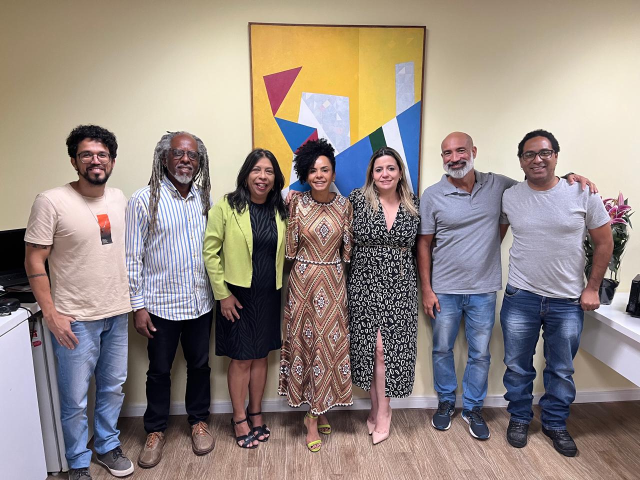 Foto dos participantes da reunião na sala da vice-reitora
