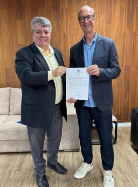 Foto do reitor Eustáquio de Castro com o ouvidor, no ato de assinatura do termo de posse