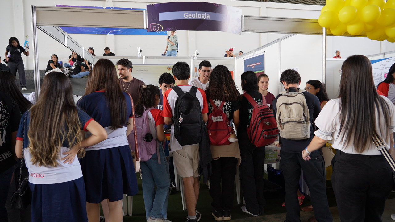 Foto de estudantes olhando os estandes