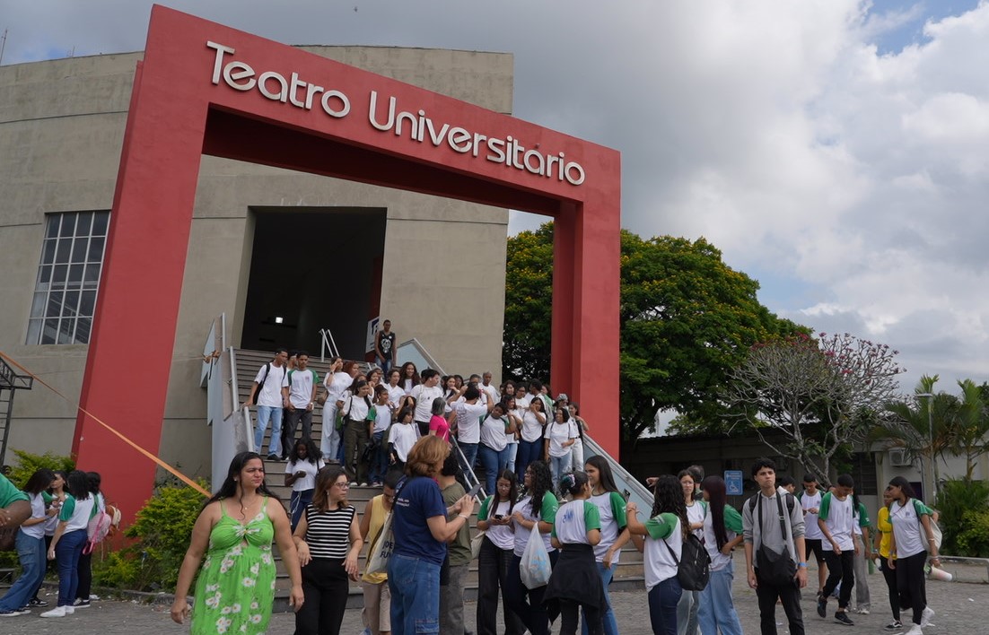 Foto dos estudantes em frente ao Teatro Universitário