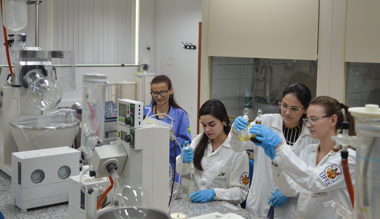Foto de um dos laboratórios do Labpetro
