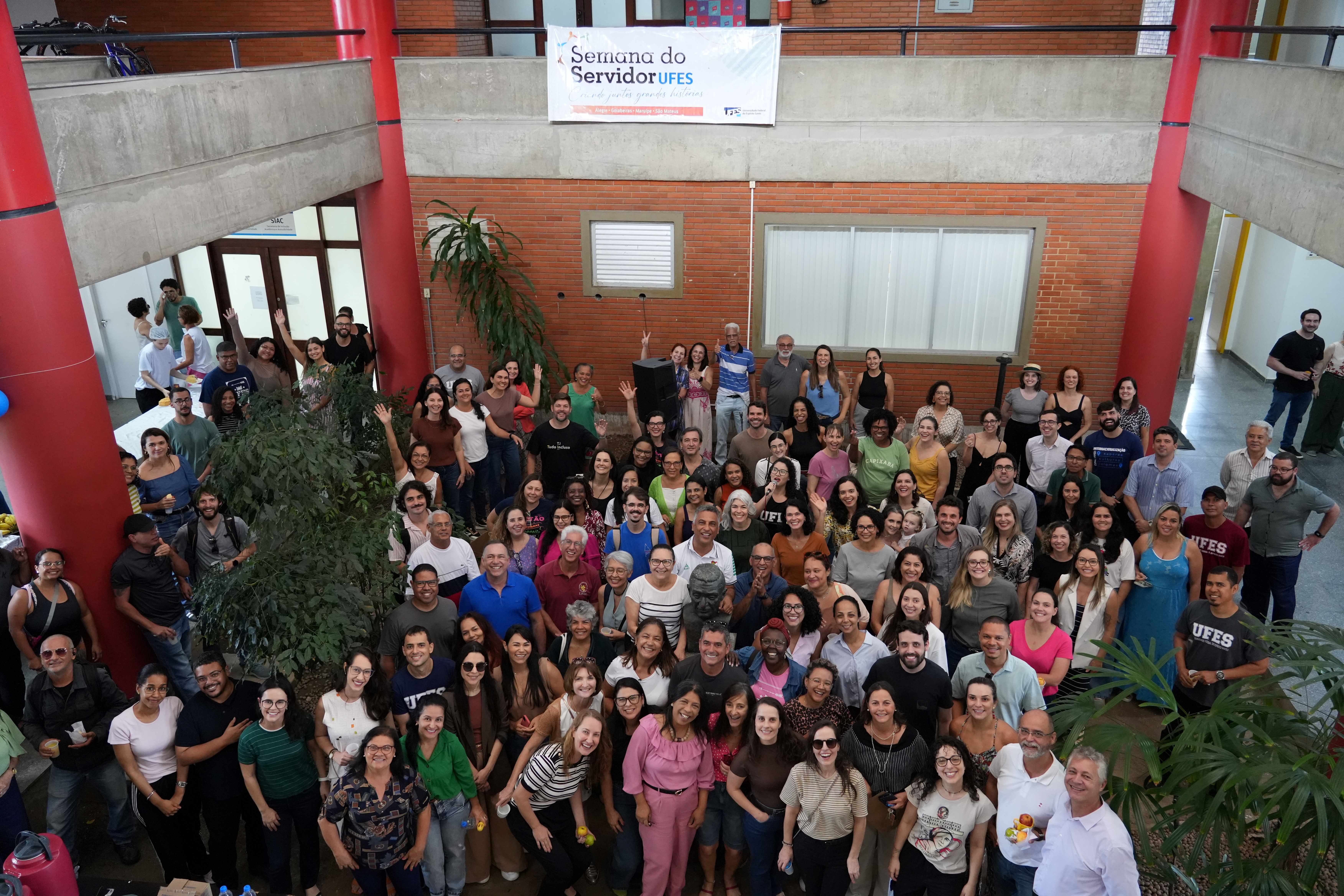 Foto de cima do grupo de servidores presentes no evento