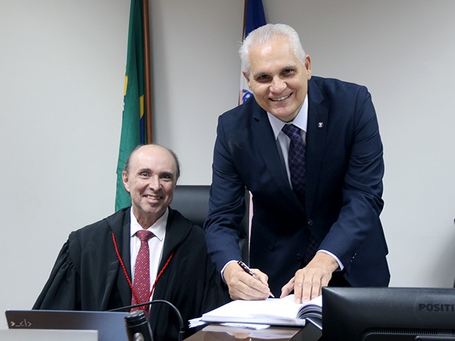 Aldary Nunes Junior assina o termo de posse ao lado do desembargador Samuel Meira Brasil Jr.