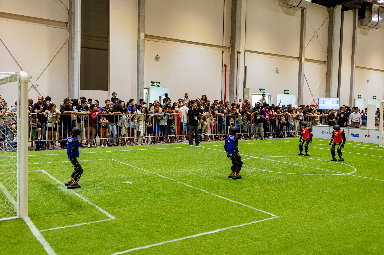 Foto do futebol com robôs humanoides