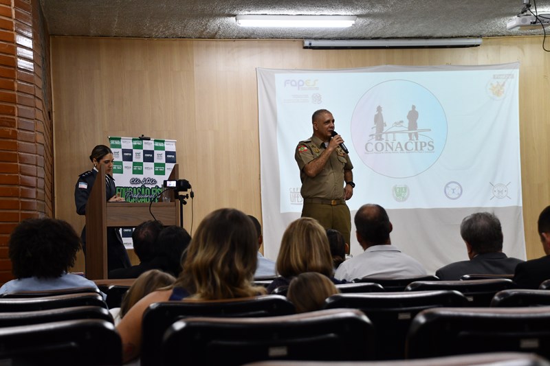 Foto de palestra no primeiro dia do evento