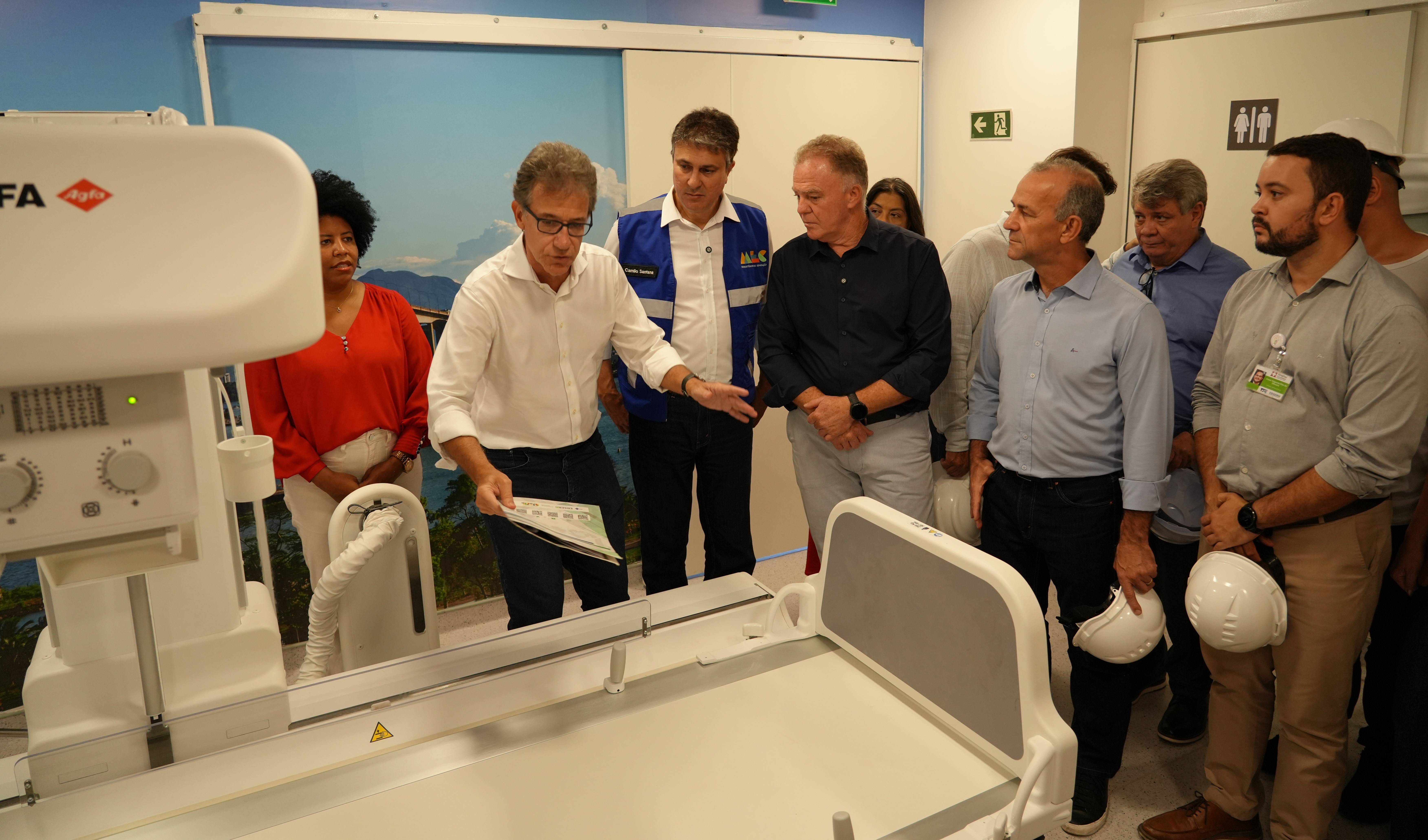 Foto da comitiva conhecendo o novo equipamento de raio-x