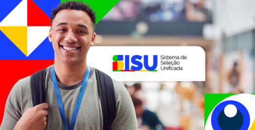 Imagem de um jovem segurando a alça de uma mochila no ombro, sorrindo, com a logo do Sisu ao lado
