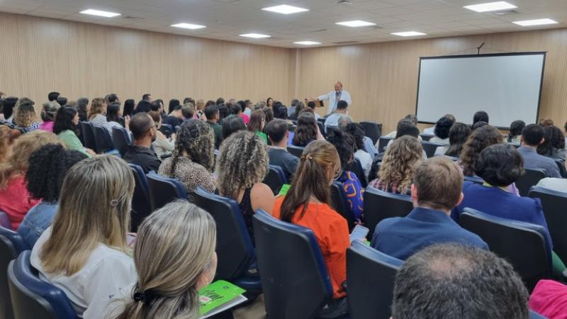 Auditório lotado com servidores que participaram do encontro. Ao fundo, falando para a plateia, o superintendente do Hospital.