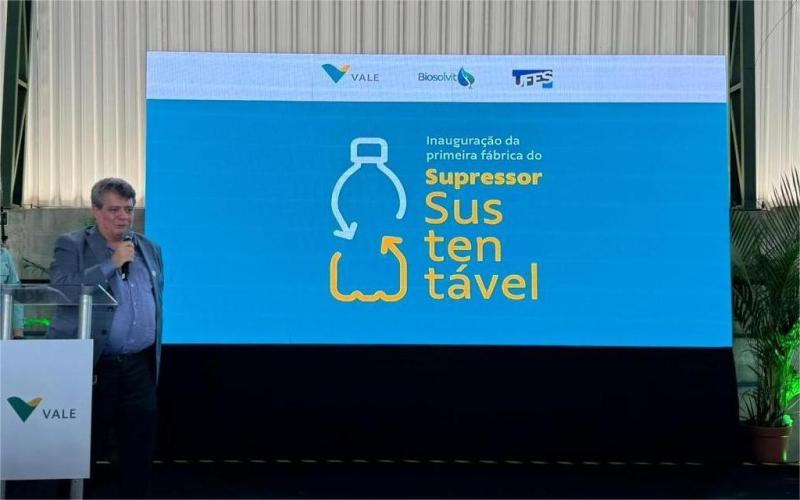 Foto do reitor da Ufes em pé, em um púlpito, falando para o público presente 