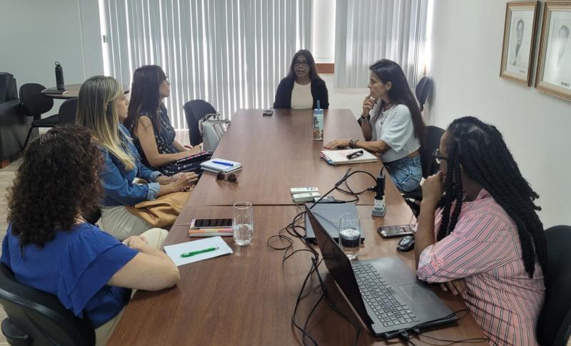 Foto da reunião na sala de reuniões da Reitoria