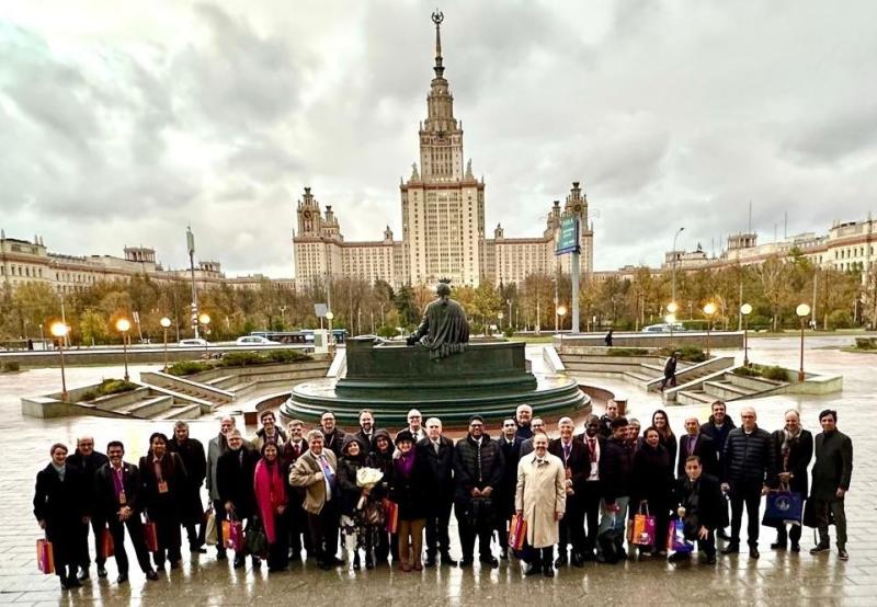 Foto do grupo de reitores brasileiros em uma praça da Rússia, posando em frente a um monumento.