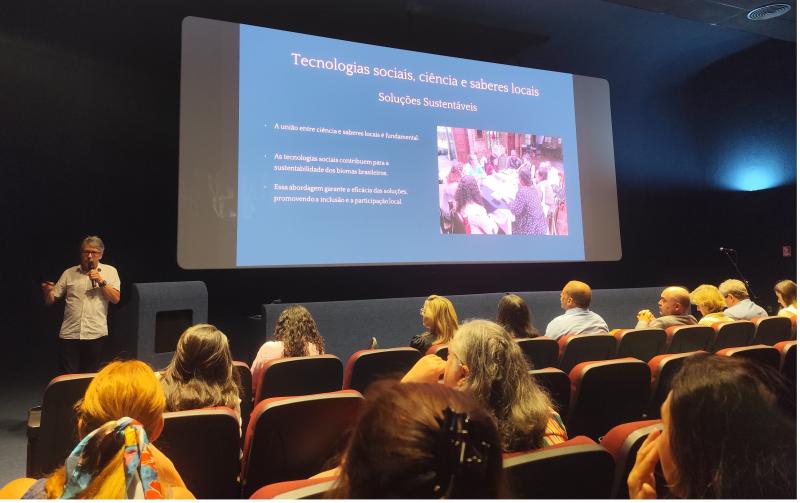 Foto do professor Sérgio Lucena Mendes em sua palestra na abertura do evento