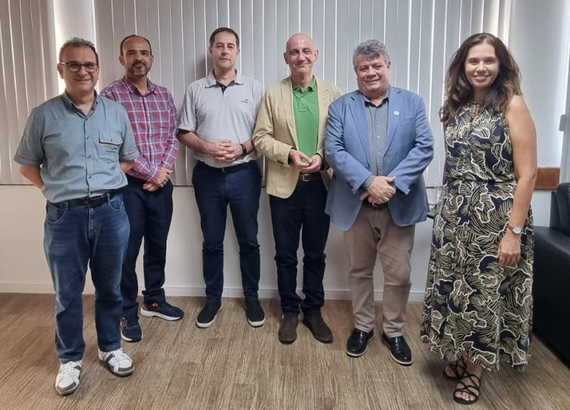 Da esquerda para a direita, Fernando Martinelli, Chales Martins, Carlos Alba e Nicolas de Abajo, da ArcelorMittal; Eustaquio de Castro e Miriam de Magdala, da Ufes.