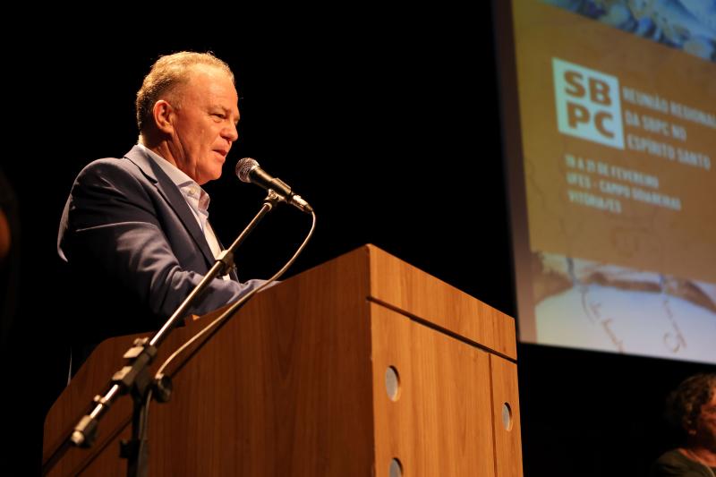 Foto do governador Renato Casagrande falando no púlpito do Teatro