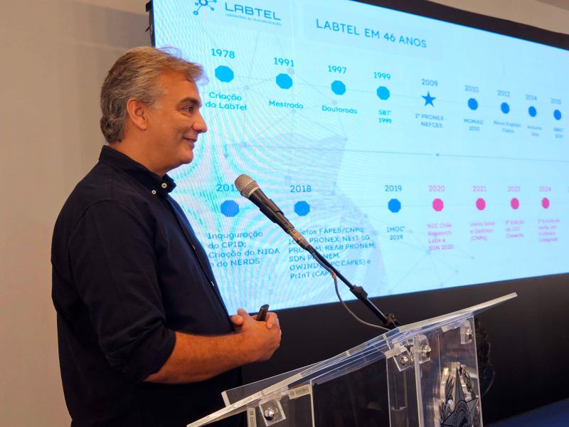 O professor Marcelo Segatto apresentando o projeto do INCT