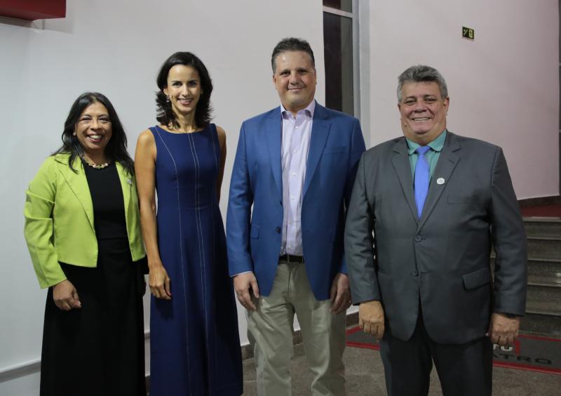 Foto dos diretores posando ao lado do reitor e da vice-reitora
