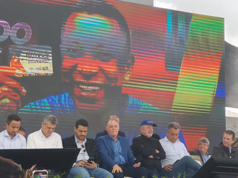 Foto das autoridades sentadas no palco da cerimônia