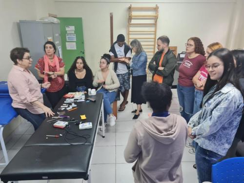 Estudantes e professores do projeto reunidos em uma sala