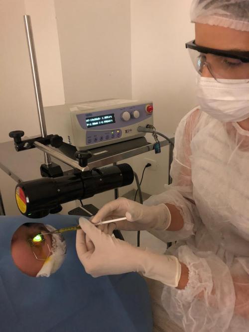 Foto da médica realizando uma cirurgia em um paciente