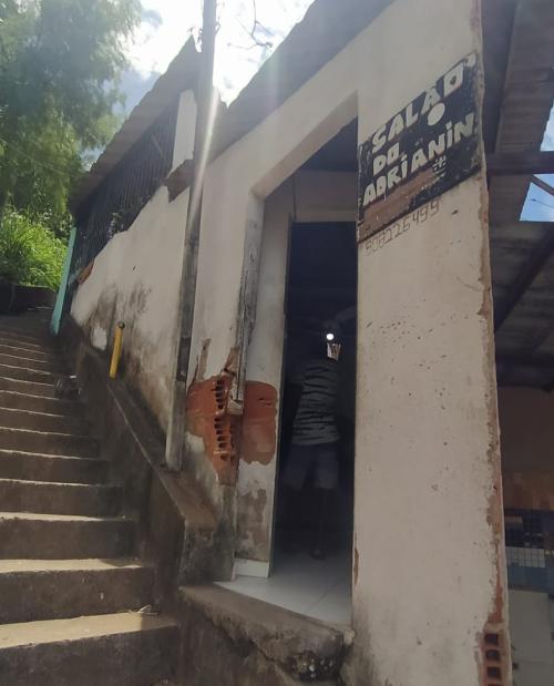 Fachada do salão antes da revitalização, sem pintura e somente com uma pequena placa