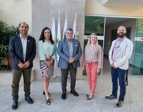 Em pé, posando para a foto, Danilo Araújo, Ana Paula Bittencourt, Eustaquio de Castro, Patrícia Bourguignon e Sérgio Ricardo Rezende