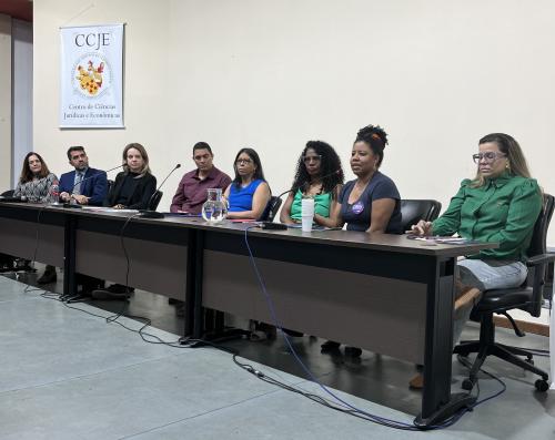Foto da mesa do evento com os convidados presentes