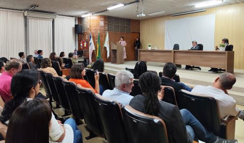 Foto do auditório do CEFD com a diretora discursando ao fundo. Na mesa principal, o reitor e o vice-diretor