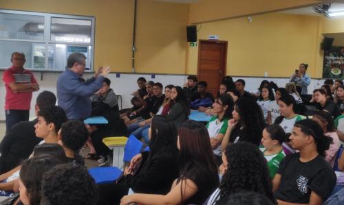 Foto do reitor no meio da sala de aula, falando os alunos do 3º ano do Ensino Médio