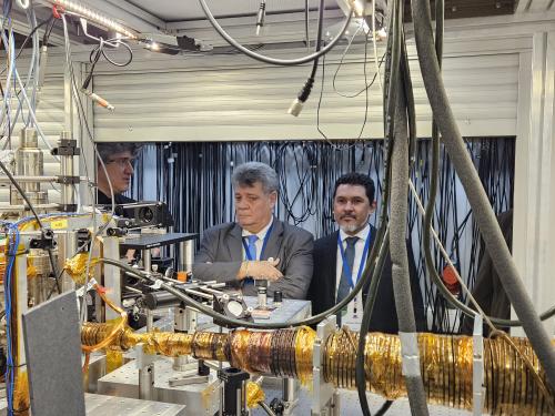 Foto do reitor Eustaquio de Castro olhando o primeiro computador quântico, no Centro Quântico Russo