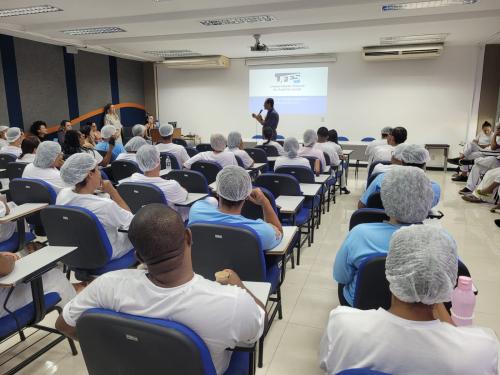 Foto do diretor Iury Pessôa falando para os trabalhadores no auditório