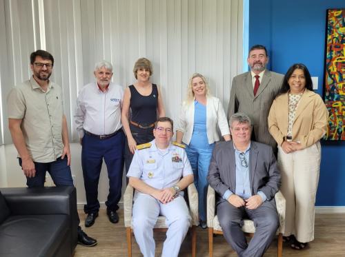 Foto dos gestores da Ufes com o contra-almirante no gabinete do reitor. 