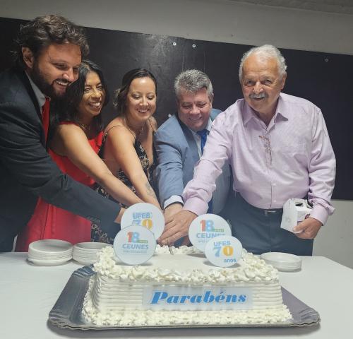 Luiz Fávero Filho, Sonia Lopes, Vivian Cornélio, Eustaquio de Castro e Ericson Pessanha, um dos homenageados, cortam o bolo comemorativo O diretor do Ceunes, a vice-reitora da Ufes, a vice-diretora do Centro, 