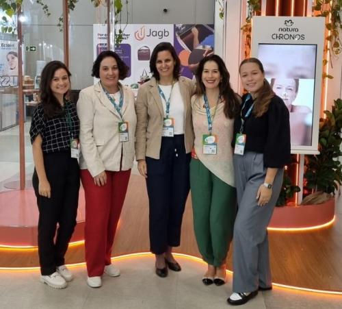 Foto das representantes da Ufes no hall do congresso