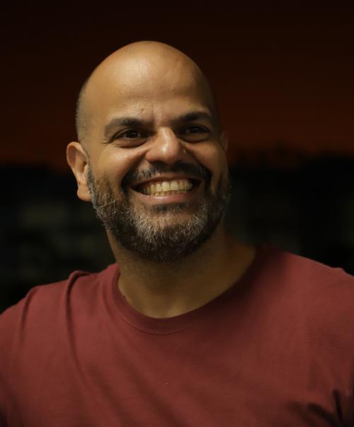 Foto do autor, Luiz Eduardo Neves, sorrindo e vestindo uma camiseta vinho