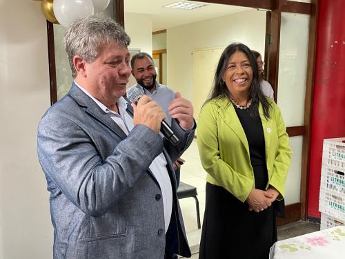 O reitor Eustaquio de Castro e da vice-reitora Sonia Lopes em momento de descontração com os servidores