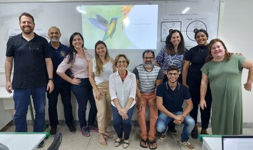 Os participantes do workshop, posando para a foto em uma sala de aula