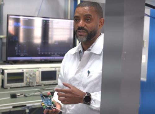 Foto do professor Jair Silva no Laboratório de Telecomunicações
