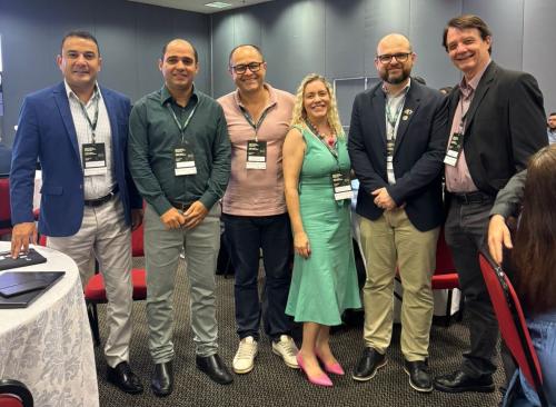 Na foto, Vailson Schineider e Ronaldo Lubiana, do Instituto de Defesa Agropecuária e Florestal do Espírito Santo (Idaf-ES); Moisés Savian, do Ministério do Desenvolvimento Agrário; Patrícia Bourguignon, da Fest; Danilo Araújo, do MDA; e Geraldo Sisquini, da Ufes.