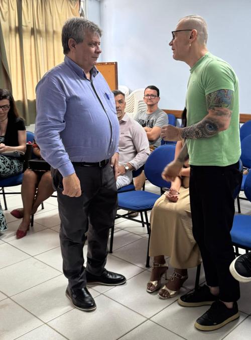 Foto do reitor da Ufes, Eustáquio de Castro, conversando com o senador