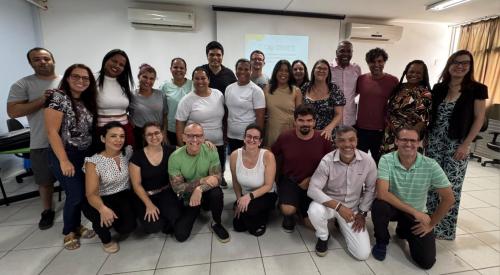 O senador, os gestores da Ufes e a equipe do CAP Criarte posam para uma foto